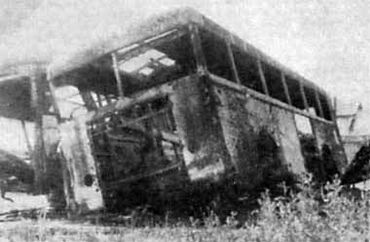 Po wyzwoleniu Gdyni w marcu 1945 r. - wrak trolejbusu typu Henschel 01