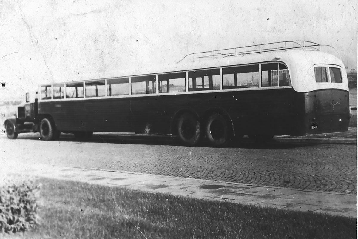 1947 – gdyński autobus Hanomag/GMC „Bajadera”, nr inw. 16 w postaci ciągnika siodłowego i naczepy kursujący głównie na linii 101 w relacji: Gdynia - Gdańsk. Fot. ze zbiorów prywatnych Henryka Biangi