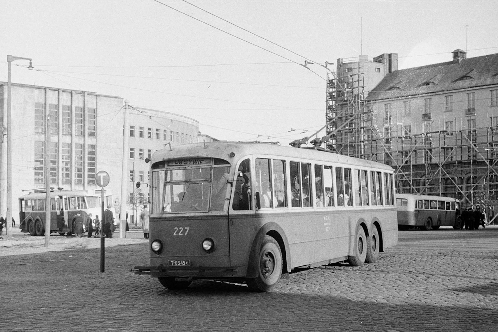 Trolejbus Alfa-Romeo (nr inw. 227) na przystanku początkowym linii 24 na pl. Konstytucji w Gdyni. Lata 1949-1950. Ze zbiorów NAC - Narodowego Archiwum Cyfrowego