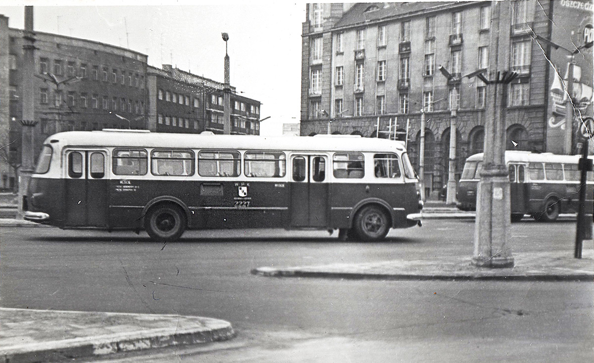 1971 r. – Jelcz Mex 272, nr inw. 2227 przed Dworcem Głównym PKP. Fot. ze zbiorów prywatnych Andrzeja Helbina