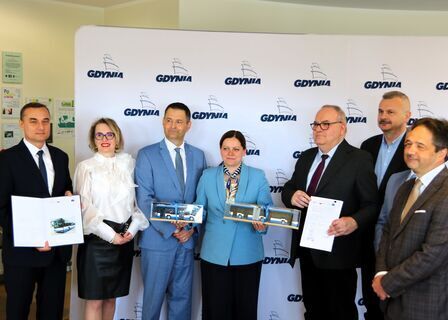 Od lewej: Jacek Szemraj PKA,  Agnieszka Tokarska radna Gdyni, Andrzej Sienkiewicz Solaris Bus & Coach Sp. z o.o., prezydent Gdyni Aleksandra Kosiorek, Piotr Małolepszy,  Tomasz Labuda PKT, Hubert Kołodziejski ZKM