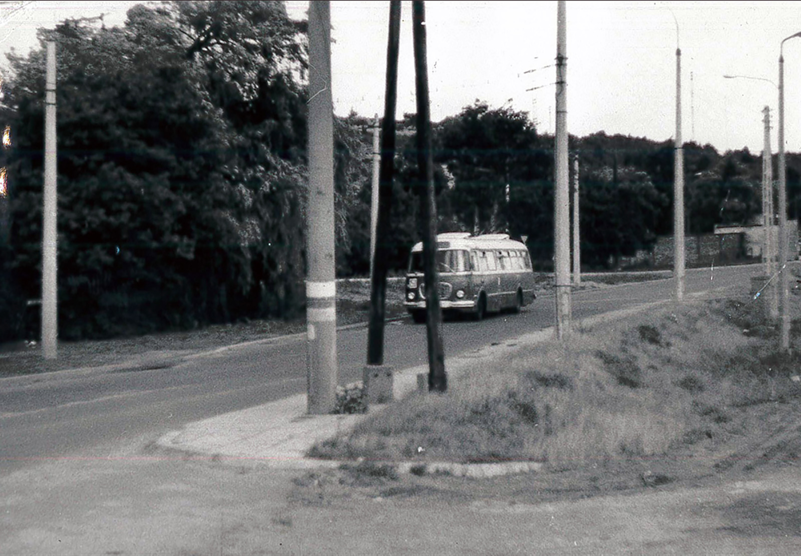 Autobus Jelcz 272MEX na linii 150 na ul. Marchlewskiego (obecnie ul. Śmidowicza) ok. 1973 r. Na fotografii widoczna sieć trakcyjna nad jezdnią. Ze zbiorów Zarządu Komunikacji Miejskiej w Gdyni