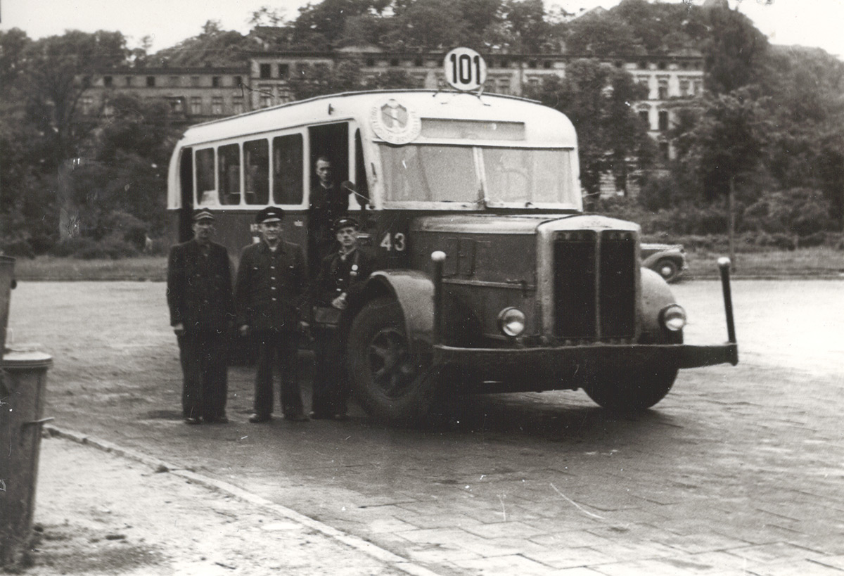 pierwsza poł. lat 50. XX w. – gdyński autobus Büssing GD-6, nr inw. 43 na linii 101 na pętli przy obecnym Urzędzie Wojewódzkim w Gdańsku. Fot. ze zbiorów prywatnych, autor nieznany