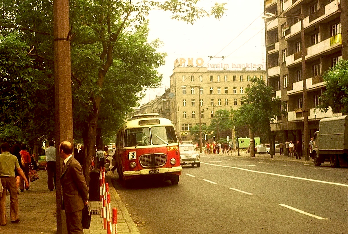 Lata 70-te XX w. – Jelcz Mex 272, nr inw. 22080 na ul. Świętojańskiej na linii 168 w relacji: Plac Konstytucji - Mały Kack Spokojna.  Fot. ze zbiorów prywatnych rodziny Lisieckich