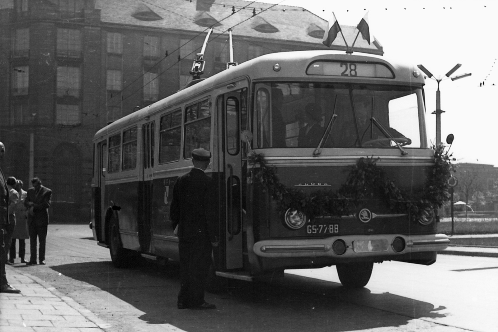 Trolejbus Škoda 9Tr4 (nr inw. 376) na przystanku początkowym linii 28 na pl. Konstytucji w Gdyni w dniu inauguracji tej linii w relacji Plac Konstytucji – Oksywie. 23. 05. 1964 r. Ze zbiorów Macieja Gwiazdy. 