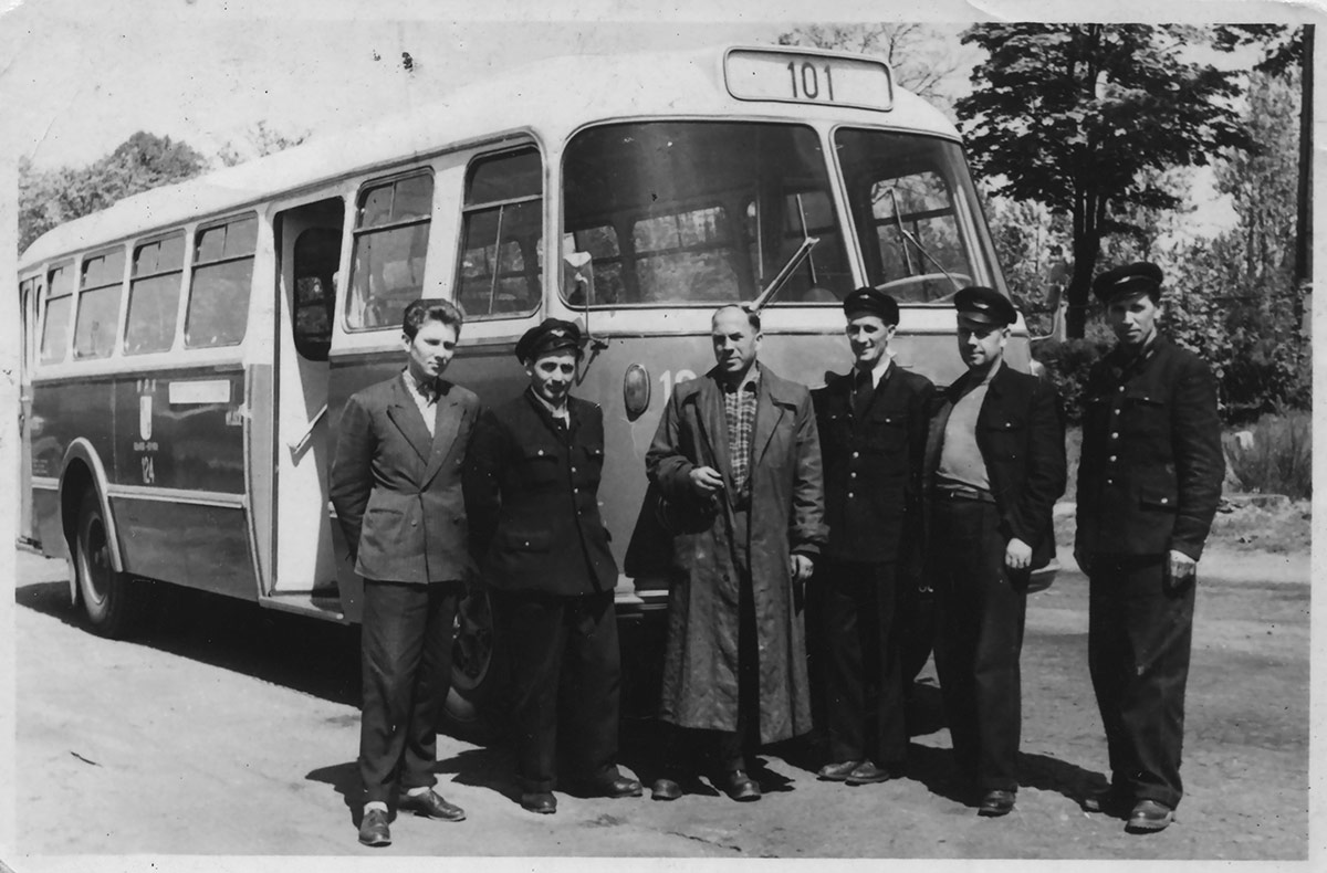 1959 – gdyński autobus Škoda Karosa 706 RTO, nr inw. 124. Przed autobusem pracownicy gdyńskiego oddziału WPKGG. Fot. ze zbiorów prywatnych Longina Fica