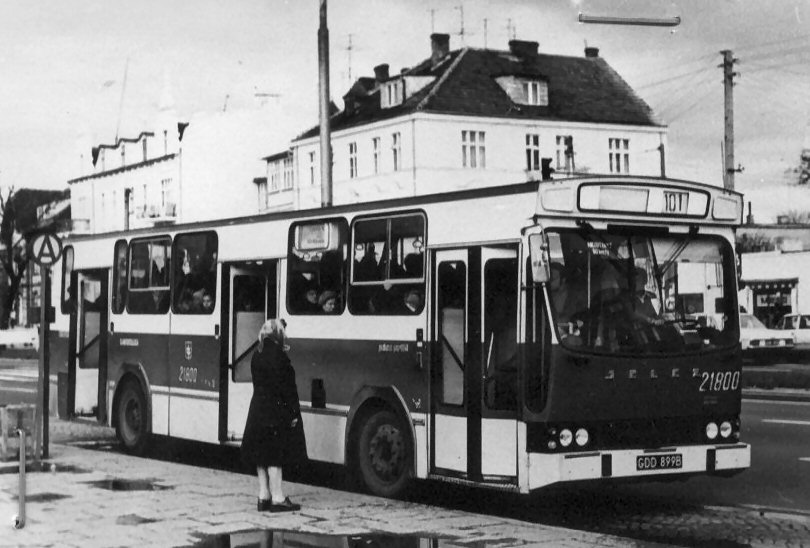 1979 – gdyński autobus Jelcz-Berliet PR110, nr inw. 21800 na linii 101 na przystanku obok pętli tramwajowej w Gdańsku-Oliwie. Fot. ze zbiorów prywatnych Henryka Biangi
