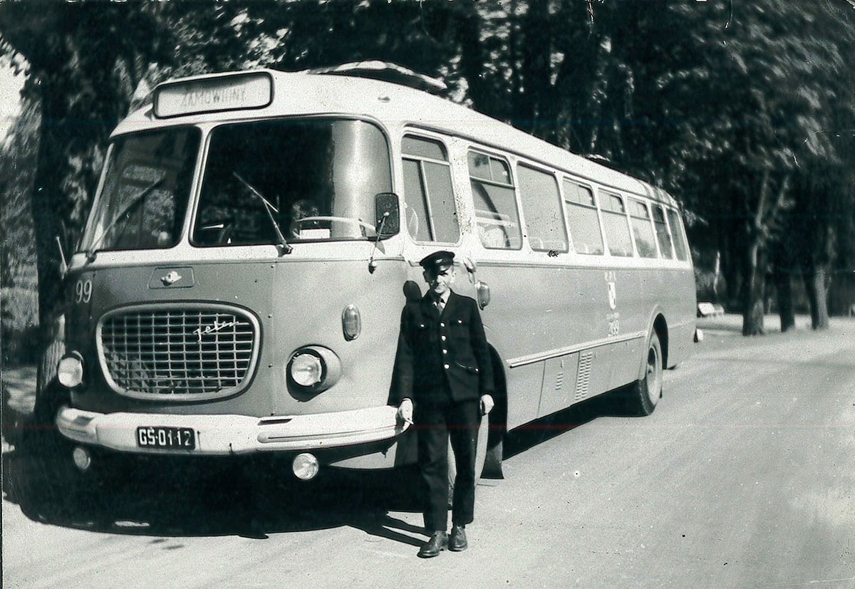 1968 r. – Jelcz 272 Mex, nr inw. 2199 na ul. 1 Maja w Sopocie. Przed autobusem kierowca Bronisław Gałecki.  Fot. ze zbiorów prywatnych Bronisława Gałeckiego