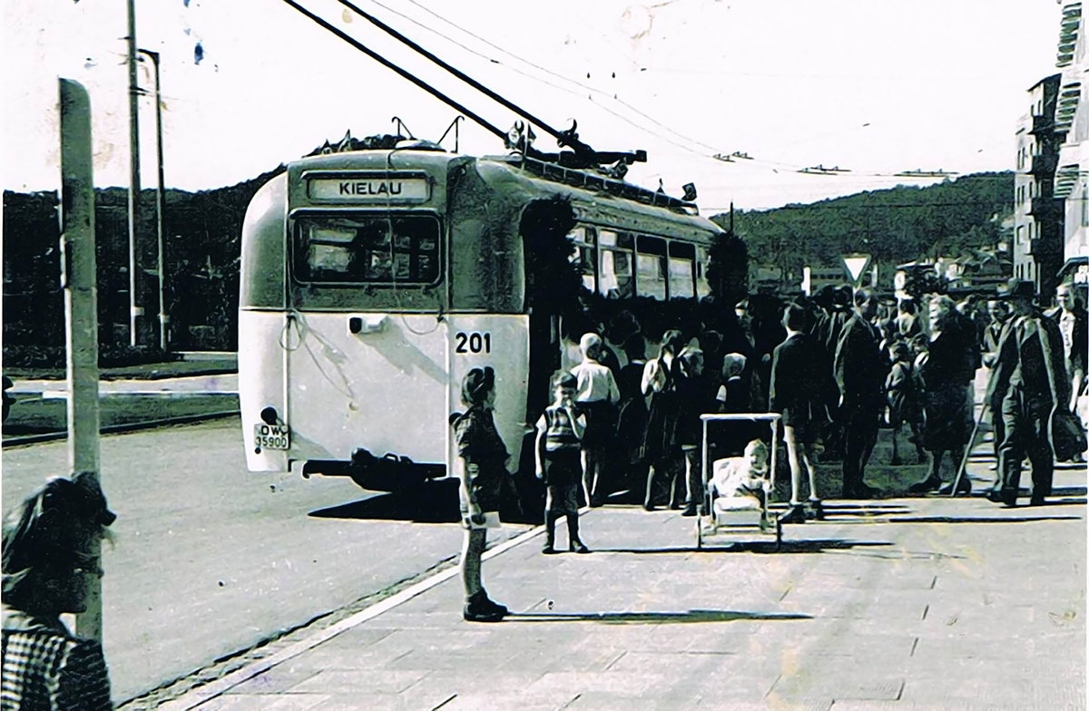 gdyński trolejbus Henschel, nr inw. 201, w dniu inauguracji komunikacji trolejbusowej w Gdyni, na pętli przy obecnej al. Piłsudskiego przed skrzyżowaniem z ul. Świętojańską