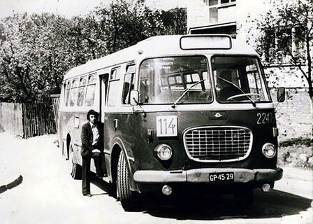 1977 r. – Jelcz Mex 272, nr inw. 22476 na linii 114 na pętli w Demptowie. Przed autobusem stoi kierowca Jerzy Baszanowski. Fot. ze zbiorów prywatnych Jerzego Baszanowskiego