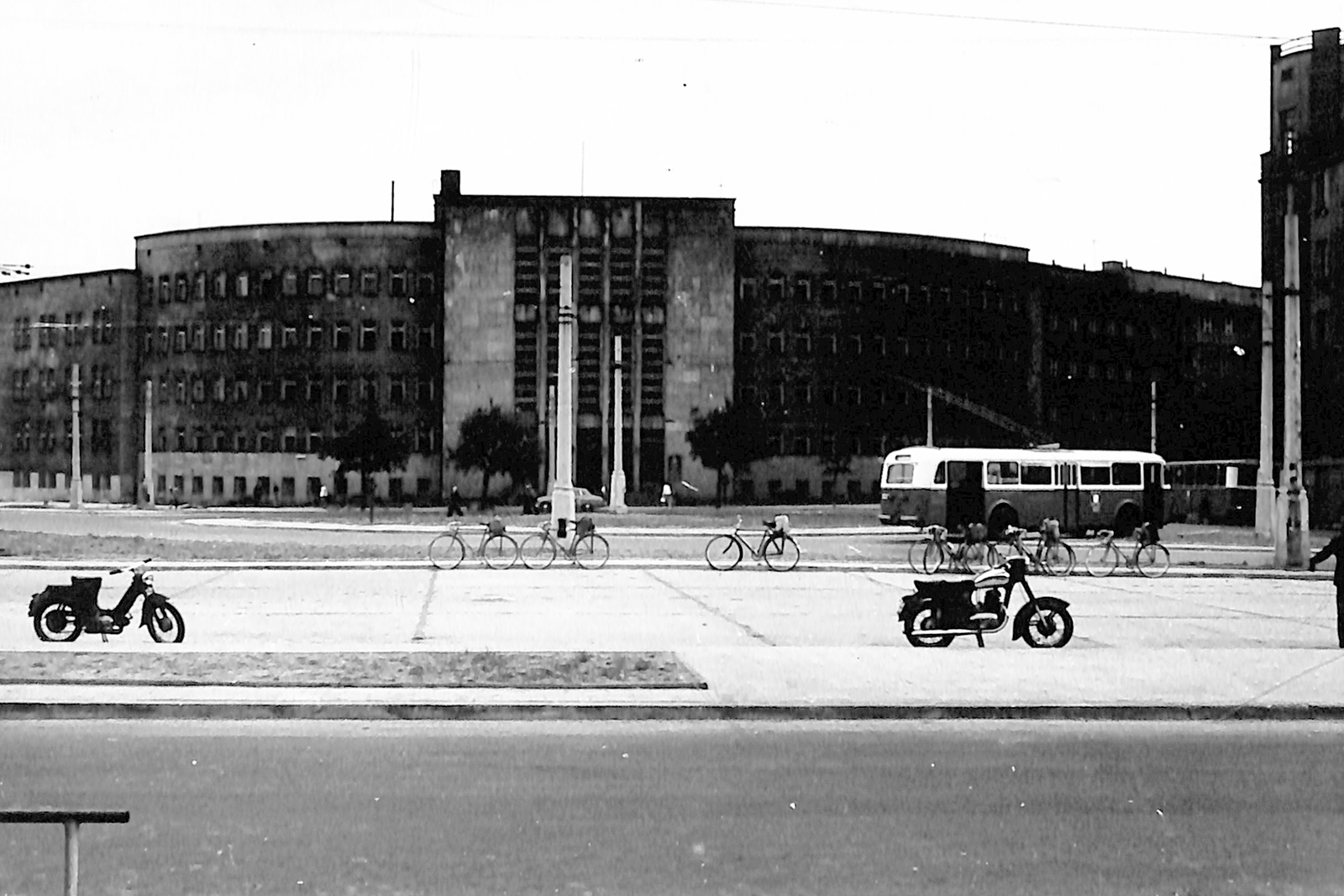 Trolejbus Škoda 8Tr na linii 24 na rondzie na pl. Konstytucji w Gdyni. 1962 r. Ze zbiorów Archiwum Państwowego w Gdańsku, Oddział w Gdyni