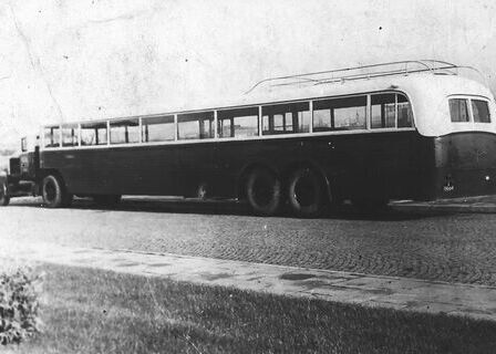 1947 – gdyński autobus Hanomag/GMC „Bajadera”, nr inw. 16 w postaci ciągnika siodłowego i naczepy kursujący głównie na linii 101 w relacji: Gdynia - Gdańsk. Fot. ze zbiorów prywatnych Henryka Biangi