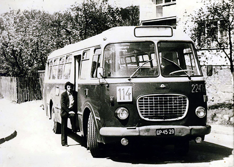 1977 r. – Jelcz Mex 272, nr inw. 22476 na linii 114 na pętli w Demptowie. Przed autobusem stoi kierowca Jerzy Baszanowski. Fot. ze zbiorów prywatnych Jerzego Baszanowskiego