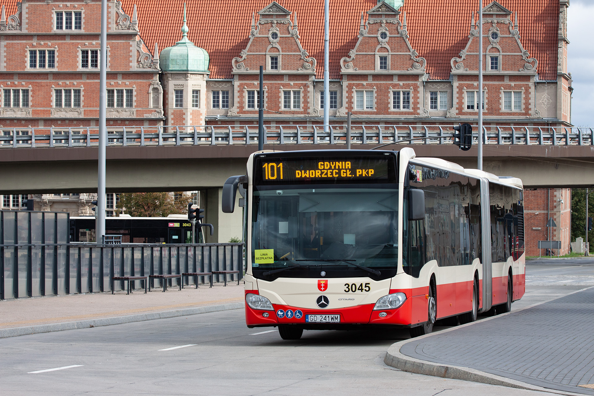 2021 – gdański autobus Mercedes-Benz Citaro G, nr inw. 3045 na linii 101 na pętli Gdańsk Śródmieście SKM. Fot. ZKM w Gdyni