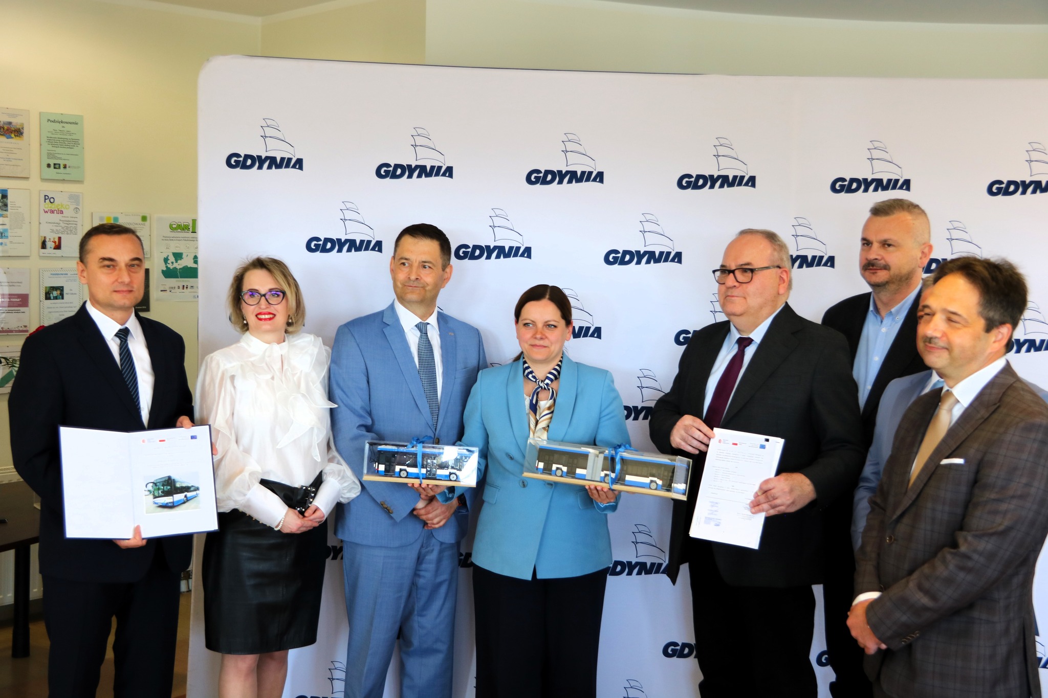 Od lewej: Jacek Szemraj PKA,  Agnieszka Tokarska radna Gdyni, Andrzej Sienkiewicz Solaris Bus & Coach Sp. z o.o., prezydent Gdyni Aleksandra Kosiorek, Piotr Małolepszy,  Tomasz Labuda PKT, Hubert Kołodziejski ZKM