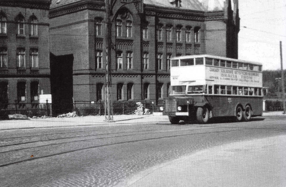 przełom lat 40 i 50. XX w. – gdyński autobus Büssing D-38 na linii 101, wiadukt Błędnik w Gdańsku. Fot. 