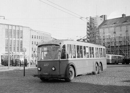 Trolejbus Alfa-Romeo (nr inw. 227) na przystanku początkowym linii 24 na pl. Konstytucji w Gdyni. Lata 1949-1950. Ze zbiorów NAC - Narodowego Archiwum Cyfrowego