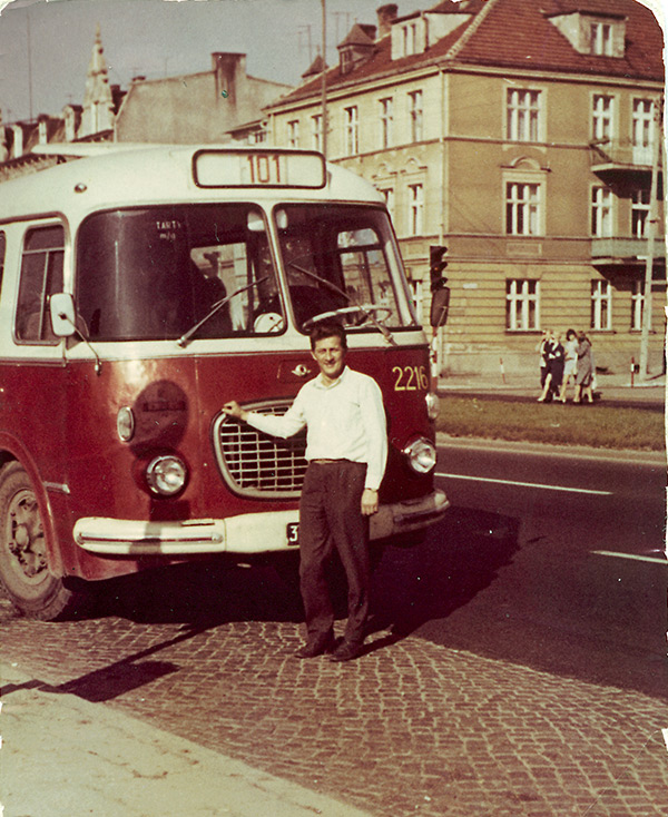 1972 – gdyński autobus Jelcz Mex 272, nr inw. 2216 na linii 101 na przystanku obok pętli tramwajowej w Gdańsku-Oliwie. Fot. ze zbiorów prywatnych Henryka Rutkowskiego